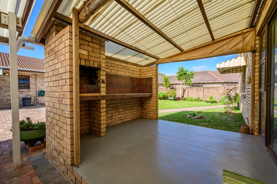 5 Bedroom Property for Sale in Walmer Downs Eastern Cape